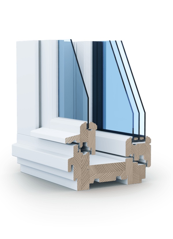 Techniczny przekrój ramy i skrzydła białego okna drewnianego Smart Line. Zdjęcie prezentuje pakiet trzech szyb, system uszczelek oraz ozdobne frezowanie ramiaka i listwy przyszybowej, charakterystyczne dla stolarki klasycznej lub zabytkowej.