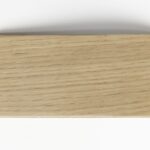 Prostokątna próbka drewna w jasnym, naturalnym kolorze zabezpieczona lakierem bezbarwnym, prezentująca wyraźny i regularny układ słojów na białym tle.